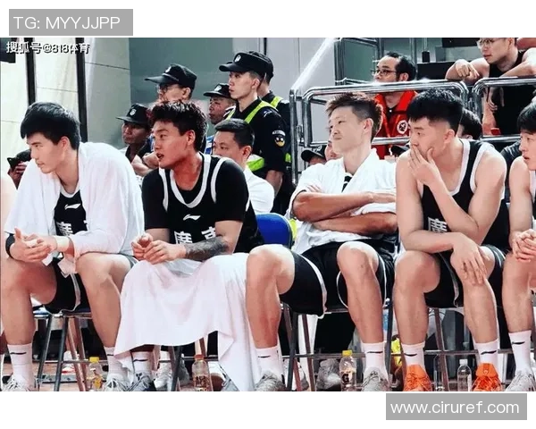 赫罗纳男篮14号多次对赵睿使坏动作周鹏愤怒挥拳相击将其当场打倒